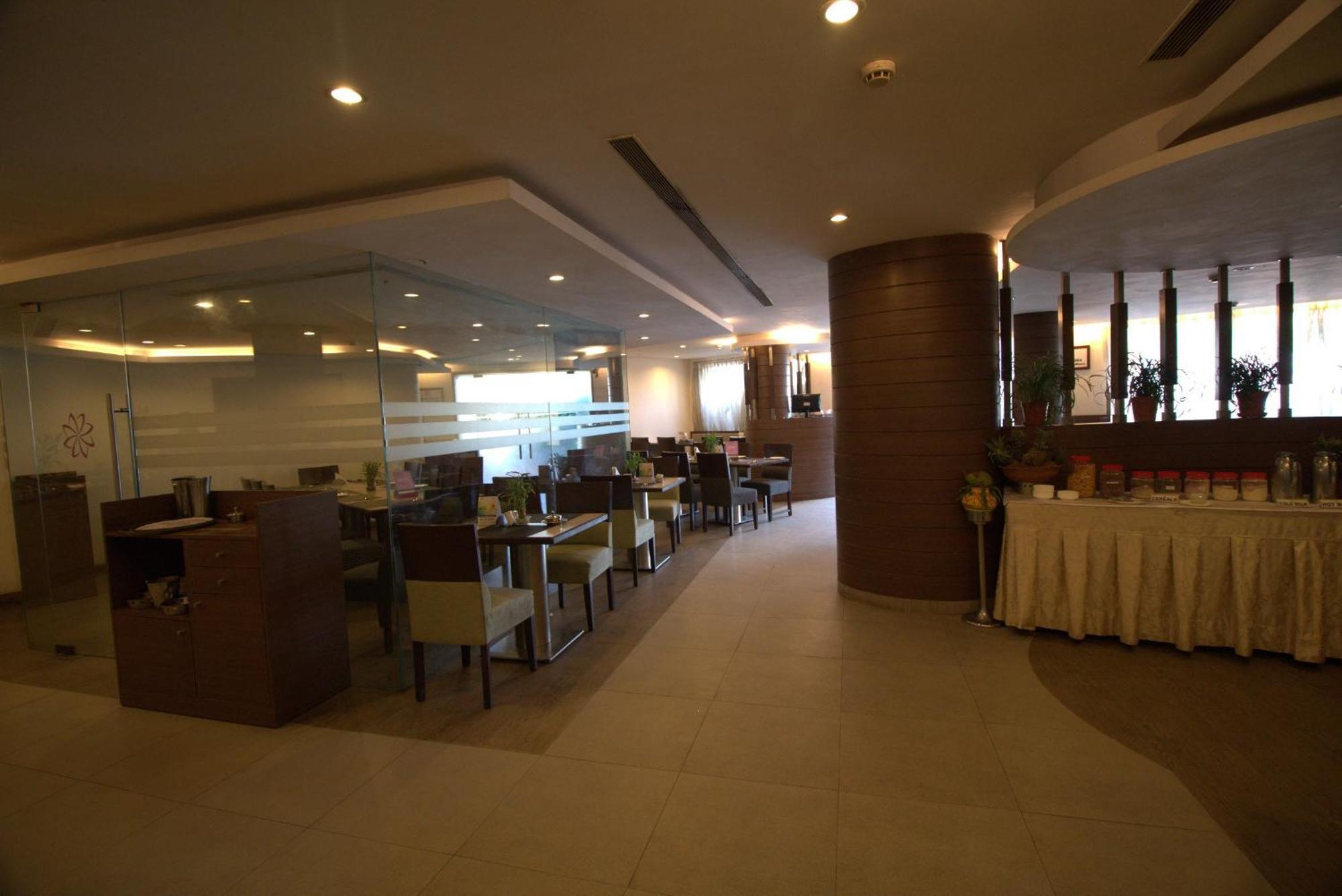 Ira By Orchid Bhubaneswar Hotel Buitenkant foto